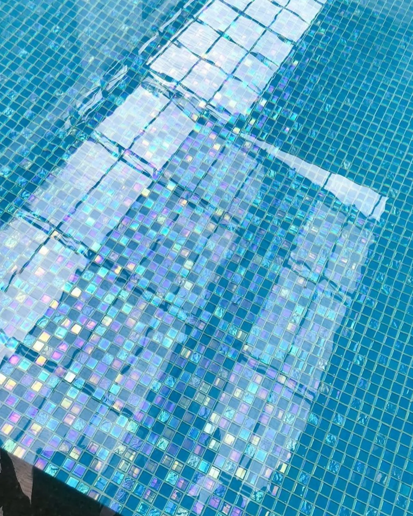Neo Rainbow Aquamarine menggunakan crystal glass yang menangkap cahaya dan menghadirkan kilau pada permukaan